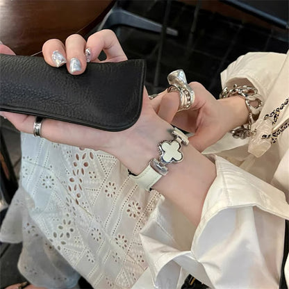 アップル ウォッチ レザー バンド 四葉のクローバー apple watch Series11/SE3対応 バンド かわいい 女性 guestcase ホワイト＆ホワイト 38/40/41/42(Series10/11)mm