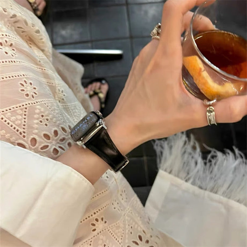 アップル ウォッチ レザー バンド 四葉のクローバー apple watch Series11/SE3対応 バンド かわいい 女性 guestcase