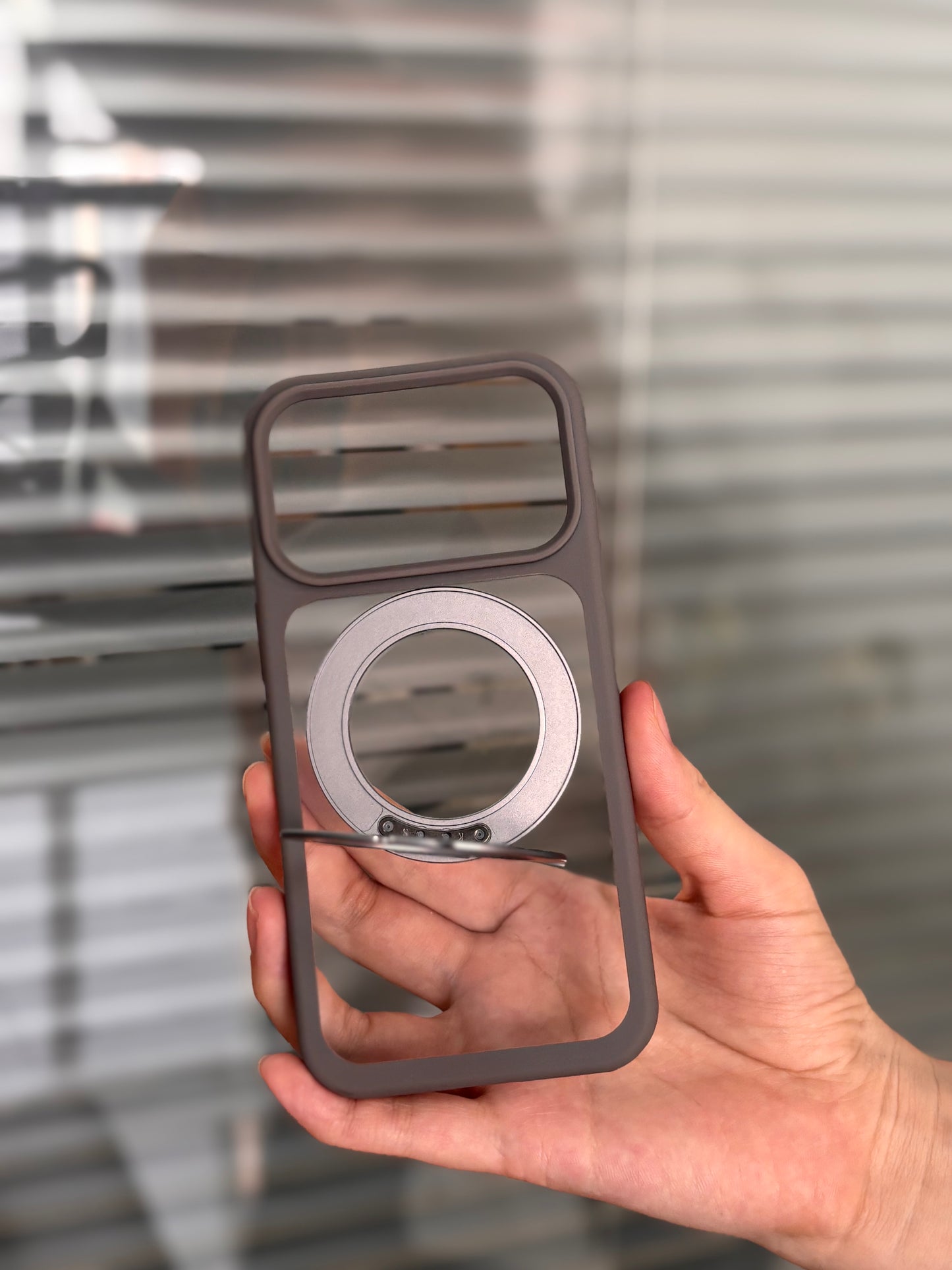 隠れストラップホルダー付きiPhone17/17proケース マグスタンドiPhone透明ケース magsafe対応