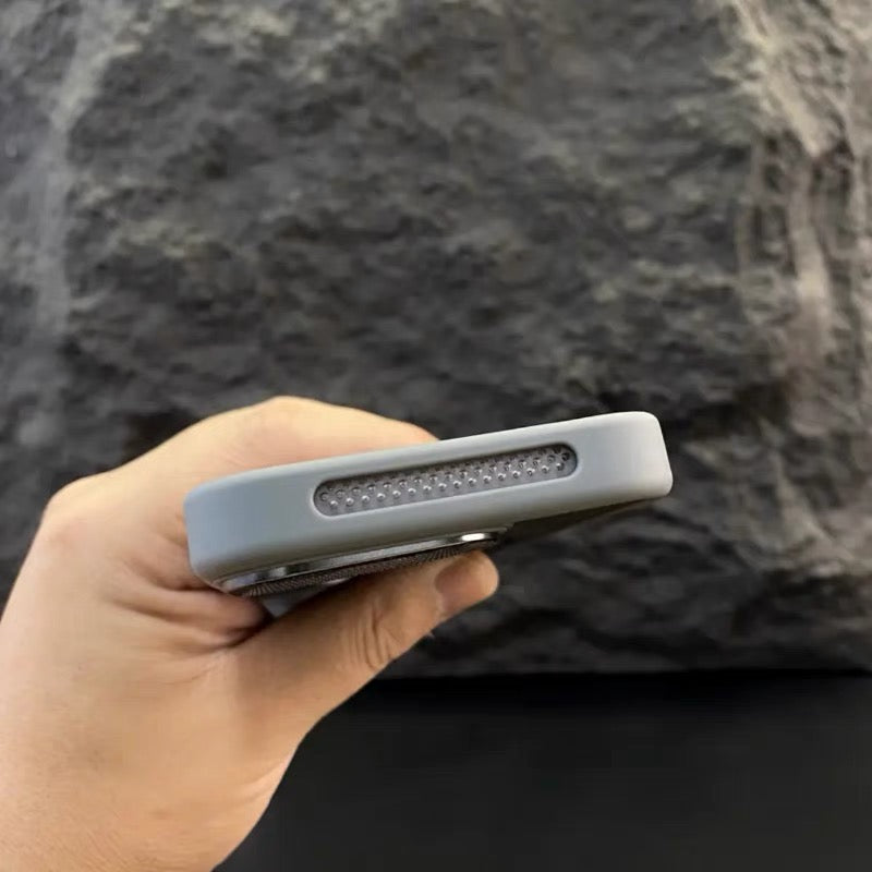 隠しスタンド付き iphone17/16 ケース マット 指紋・汚れつかない おしゃれ GUESTCASE