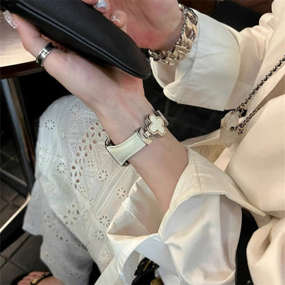 アップル ウォッチ レザー バンド 四葉のクローバー apple watch Series11/SE3対応 バンド かわいい 女性 guestcase